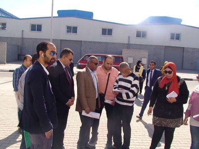 محافظ بورسعيد ورئيس التنمية الصناعية يوقعان بروتوكول لتمليك المحافظة  ٥٤ مصنع لطرحها للشباب 