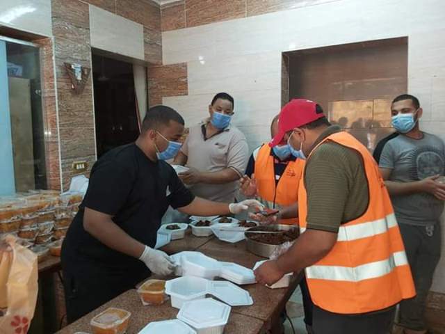 600 وجبة يومياً لإفطار الصائمين فى مبادرة مجتمعية بالوادى الجديد.صور