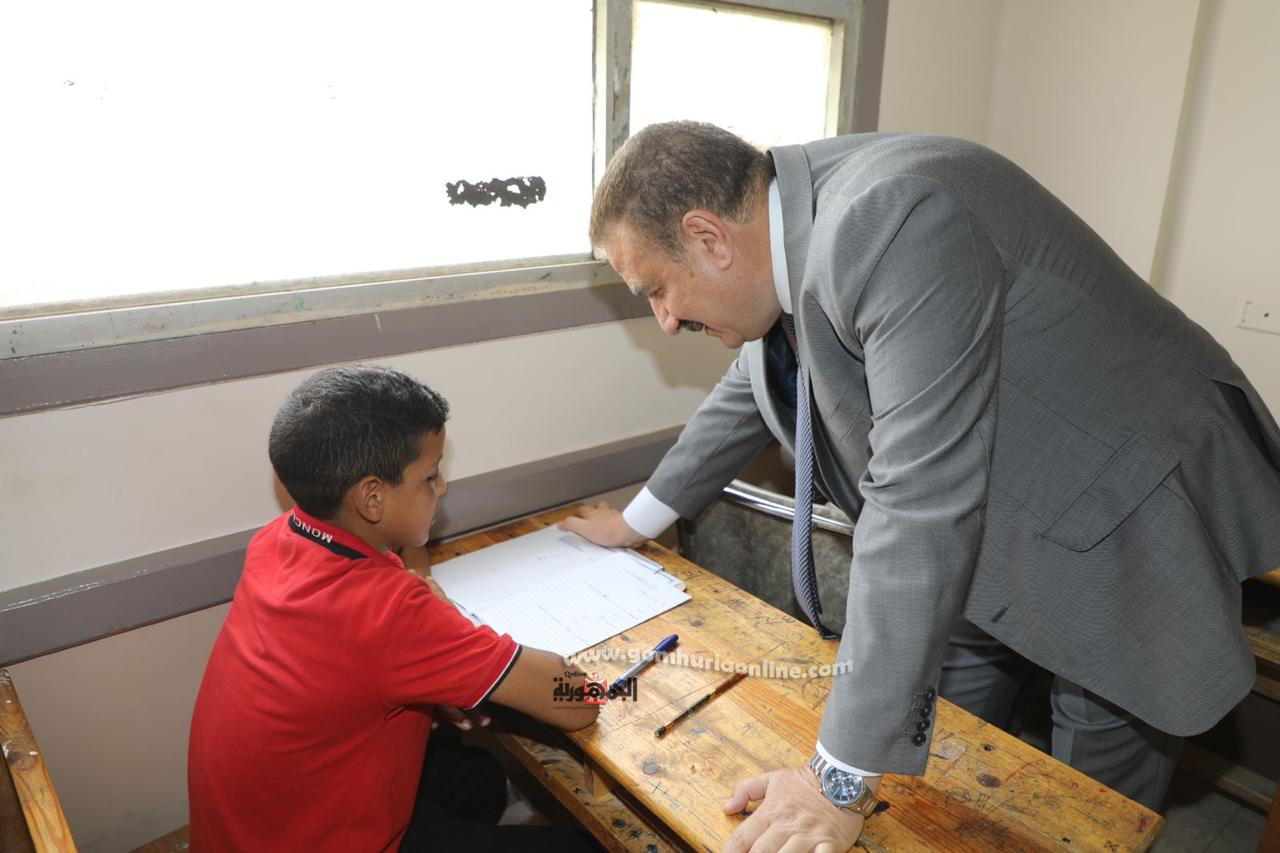 محافظ المنوفية أثناء تفقده لجان امتحانات نهاية العام