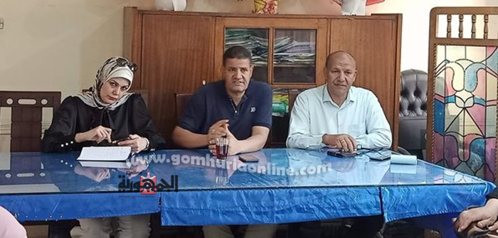 سامى سرور رئيس مركز ومدينة قويسنا فى إجتماعه مع رؤساء القرى للتجهيز لمشروعات حياة كريمة