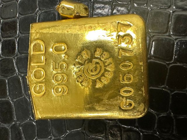احباط تهريب سبيكتين من الذهب داخل تليفون محمول بمطار برج العرب