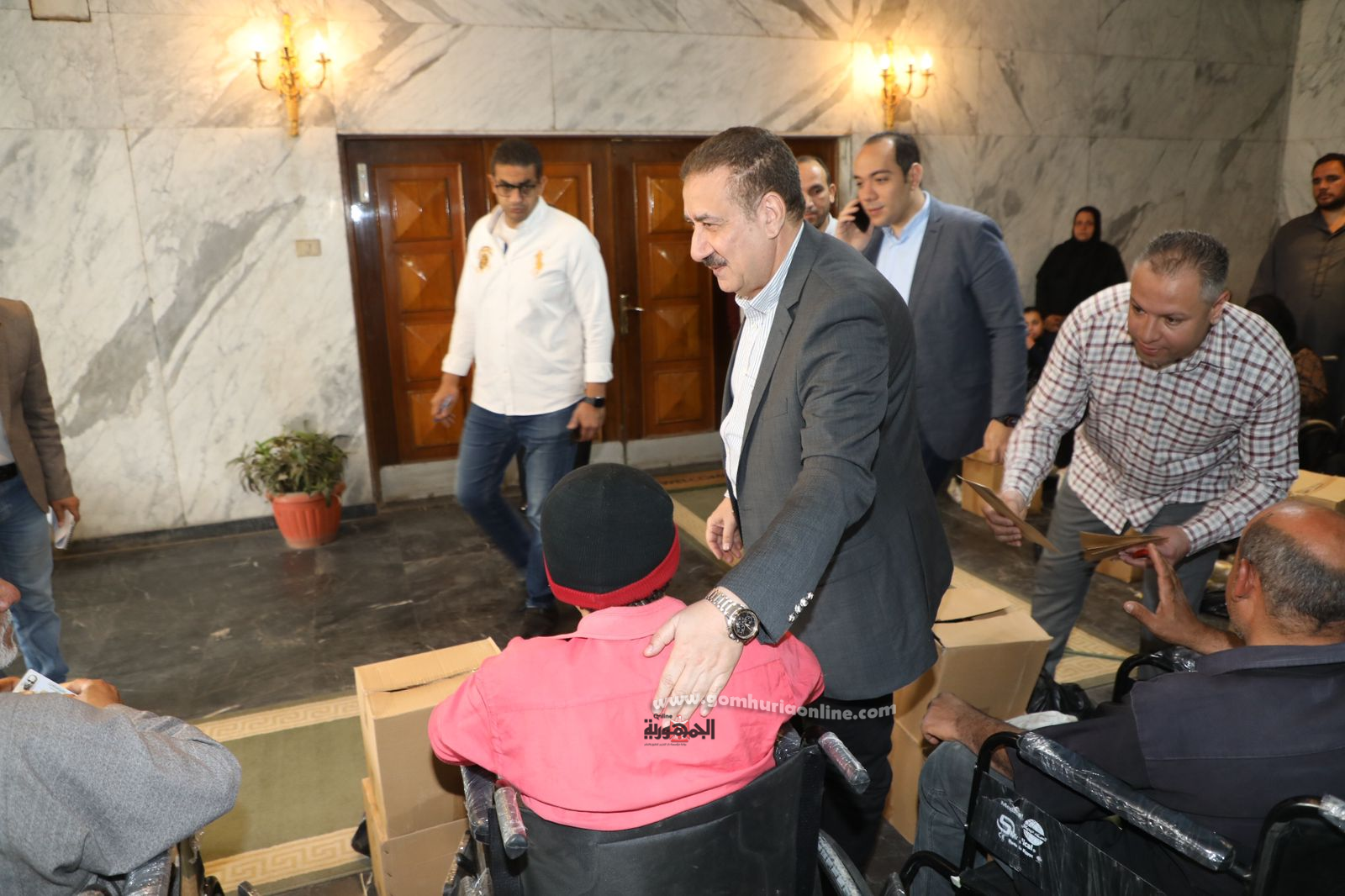 محافظ المنوفية خلال تسليم المساعدات المالية والعينية والطبية للحالات الإنسانية