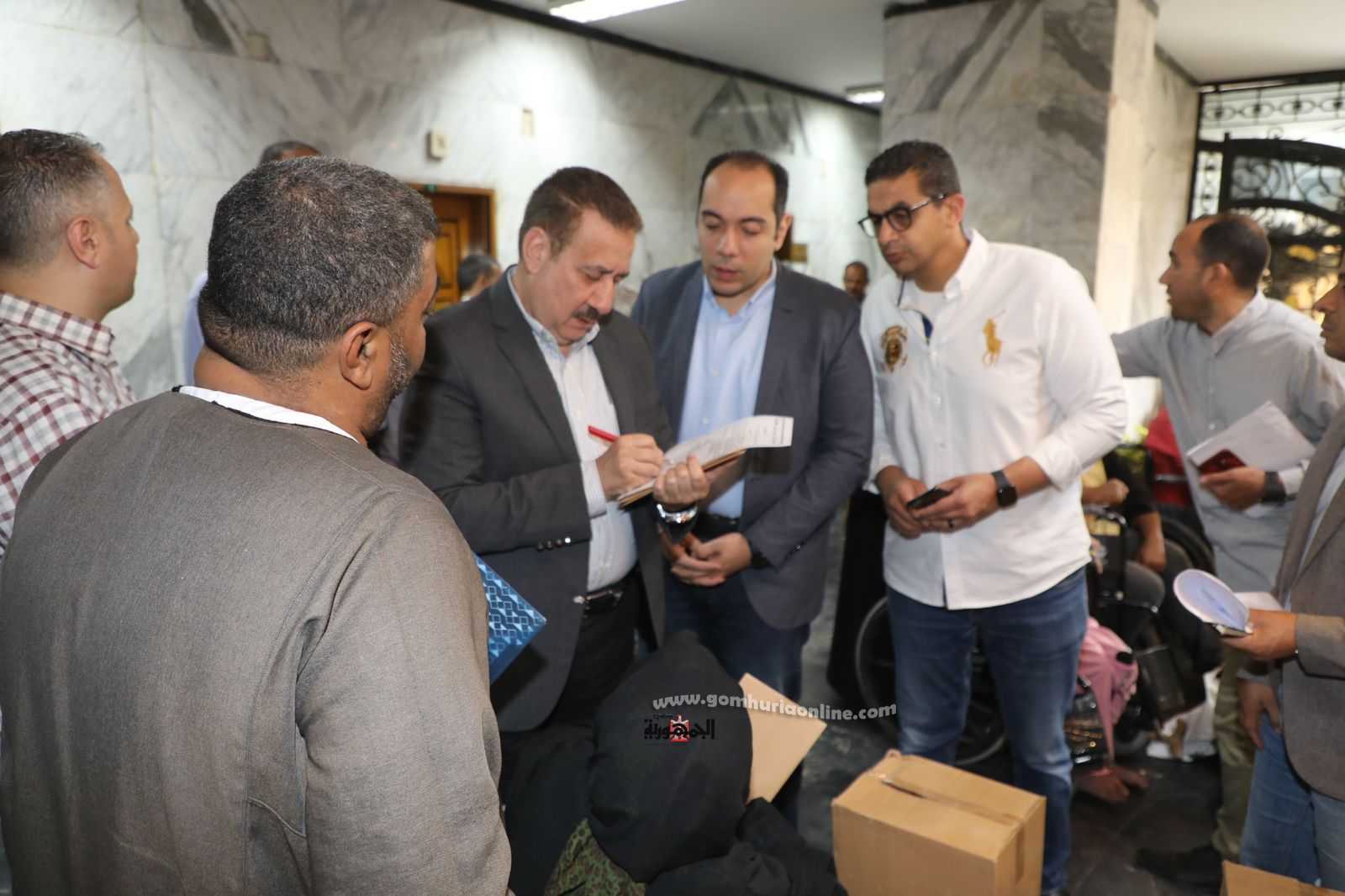 محافظ المنوفية يسلم كراسي متحركة ومساعدات مالية للحالات الإنسانية