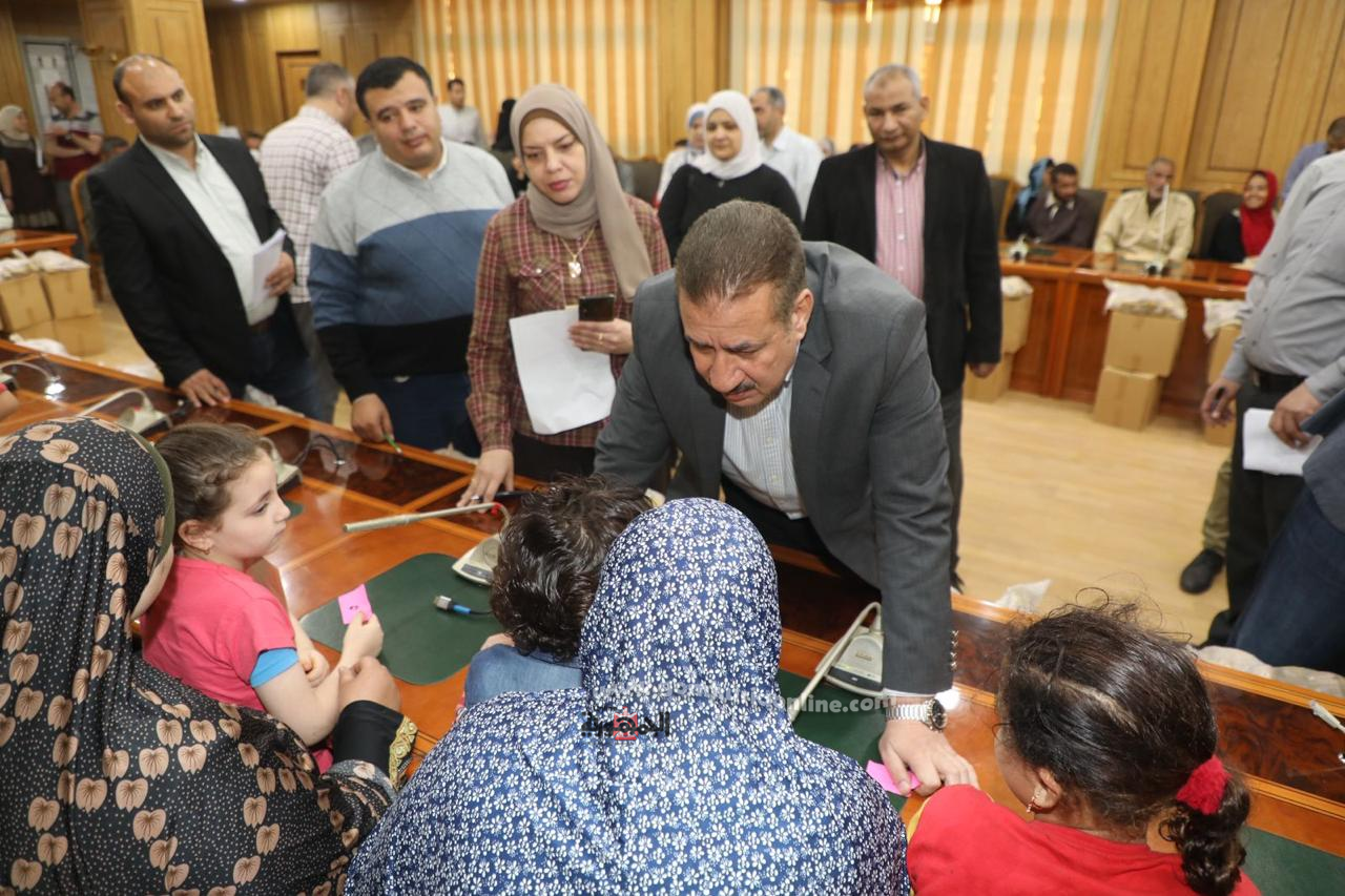محافظ المنوفية يسلم كراسي متحركة ومساعدات مالية للحالات الإنسانية