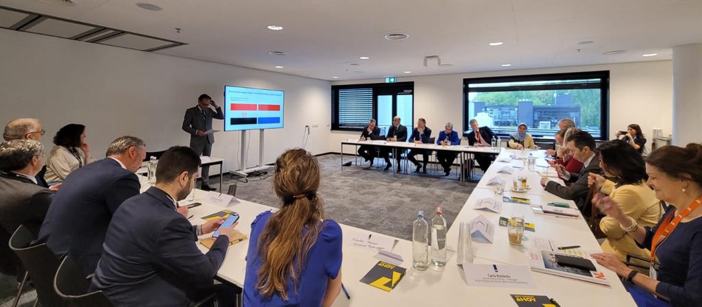 رئيس اقتصادية قناة السويس يستعرض استراتيجية الوقود الأخضر