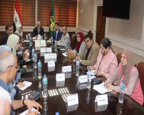 محافظ القليوبية يناقش تنفيذ عددًا من المشروعات البيئية بالخانكة ومرصفا ببنها