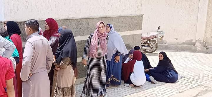  اهالي ضحايا حادث البحيرة يفترشون الارض امام داخل المستشفى  
