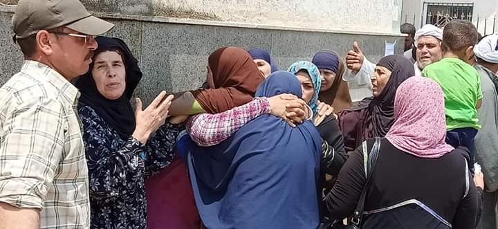 اهالي ضحايا حادث البحيرة يفترشون الارض امام داخل المستشفى  