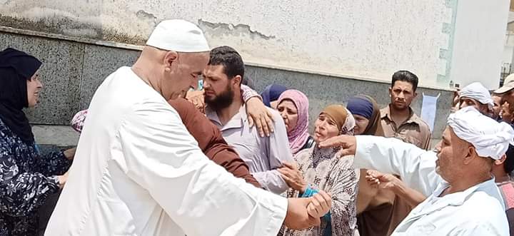  اهالي ضحايا حادث البحيرة يفترشون الارض امام داخل المستشفى  