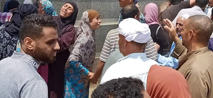  اهالي ضحايا حادث البحيرة يفترشون الارض امام داخل المستشفى  