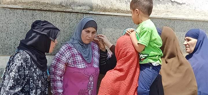  اهالي ضحايا حادث البحيرة يفترشون الارض امام داخل المستشفى  