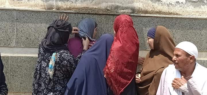  اهالي ضحايا حادث البحيرة يفترشون الارض امام داخل المستشفى  