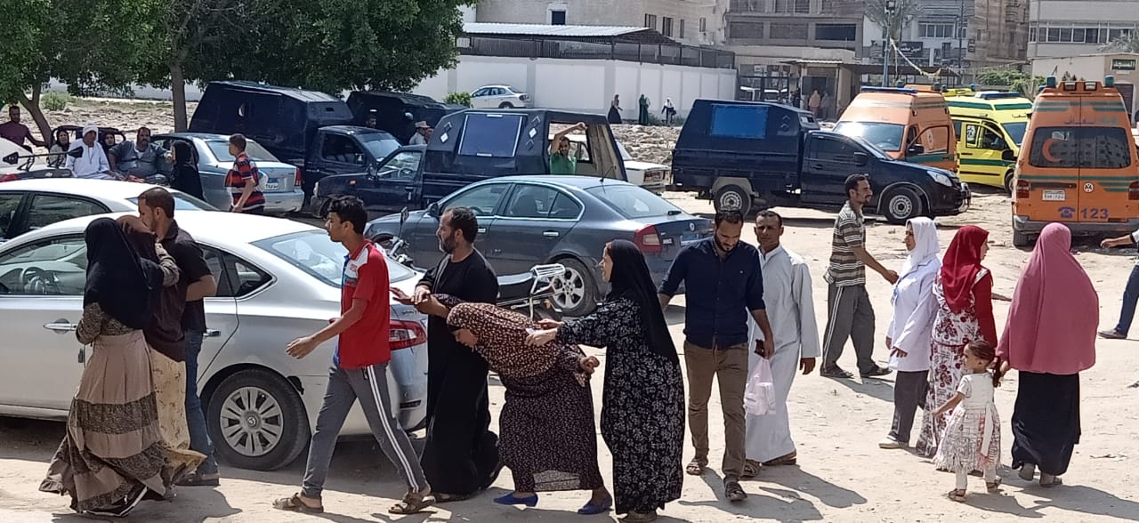  اهالي ضحايا حادث البحيرة يفترشون الارض امام داخل المستشفى  