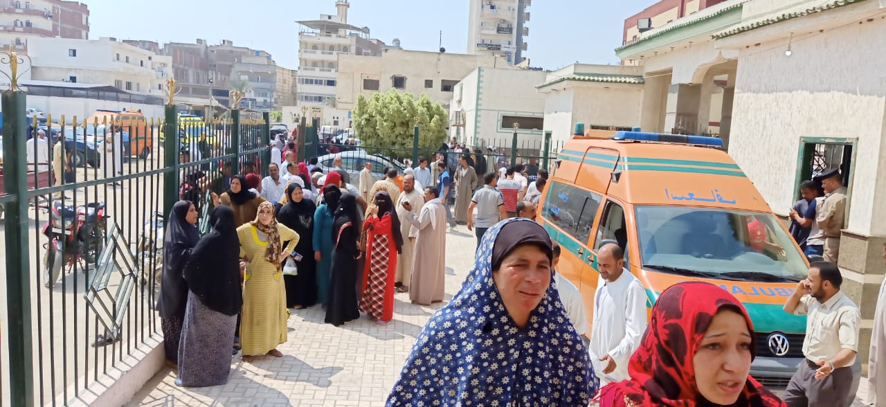  اهالي ضحايا حادث البحيرة يفترشون الارض امام داخل المستشفى  
