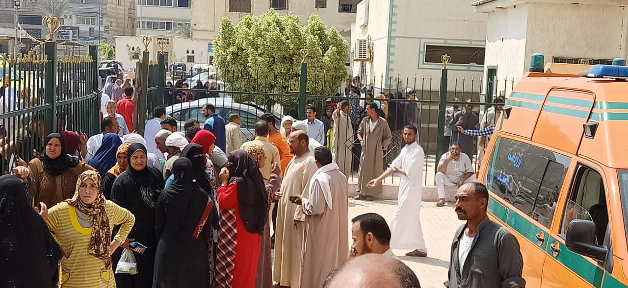  اهالي ضحايا حادث البحيرة يفترشون الارض امام داخل المستشفى  