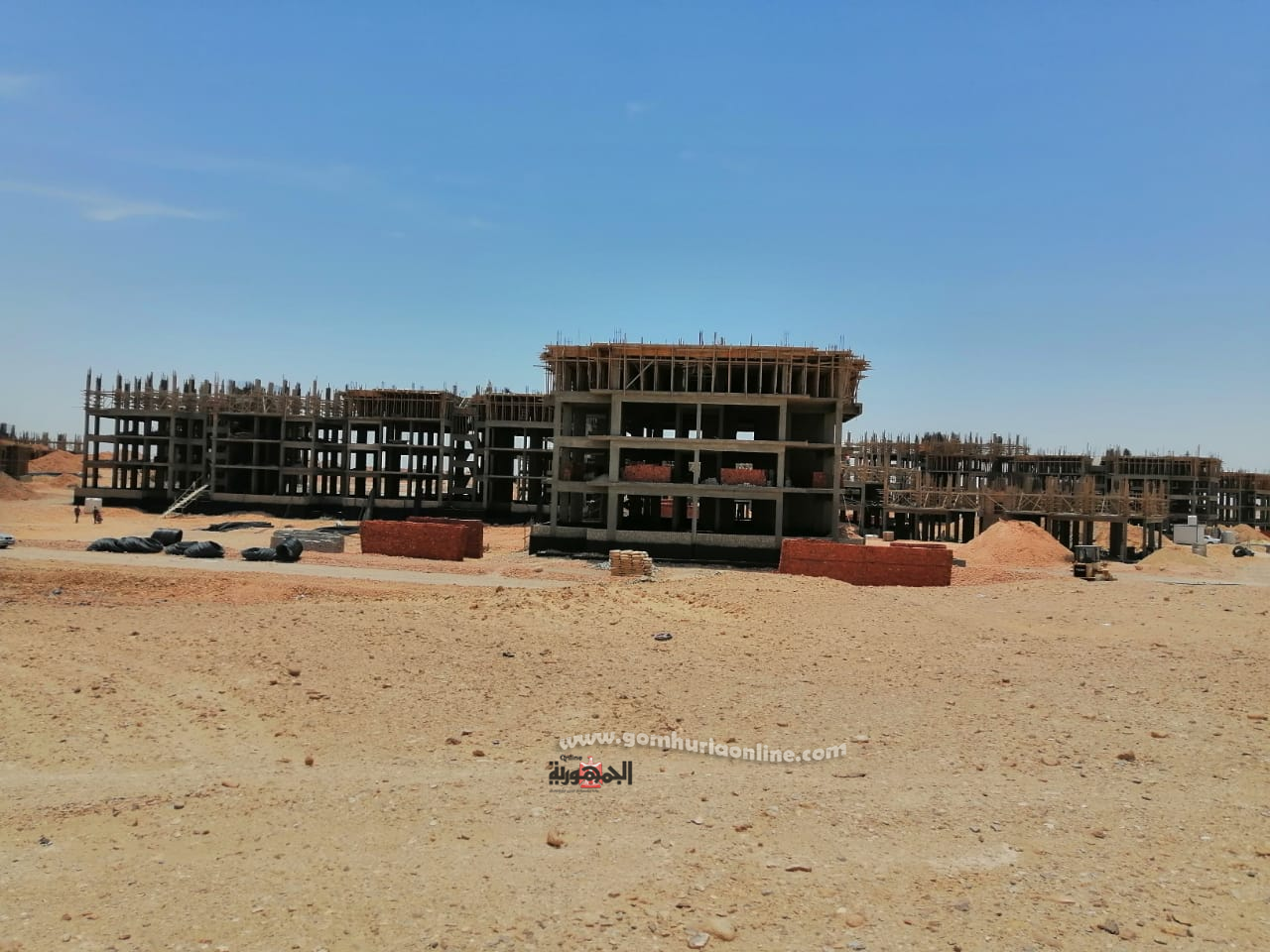 وزير الإسكان : بدء صب أسقف عمارات 