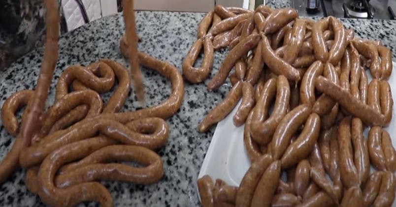 اصنعى السجق البلدى بنفسك 