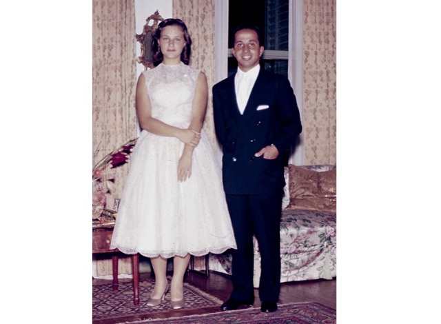 الملك فيصل الثاني ، آخر ملوك العراق ، إلى جوار خطيبته الأميرة فاضلة 