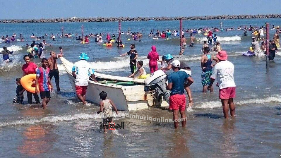 بسبب الموجة الحارة.. شواطئ رأس البر مزدحمة 
