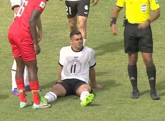مصطفي محمد يسقط على أرضية الملعب للإصابة