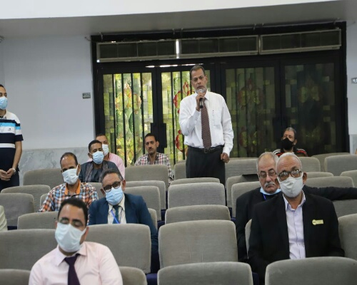 وزير القوي العاملة ومحافظ سوهاج يلتقيان العمالة العائدة من الخارج واللجان النقابية