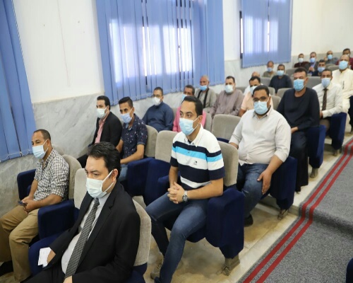 وزير القوي العاملة ومحافظ سوهاج يلتقيان العمالة العائدة من الخارج واللجان النقابية