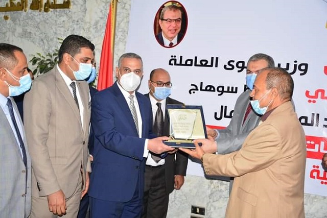 وزير القوى العاملة ومحافظ سوهاج يلتقيان العمالة العائدة من الخارج ..بالصور