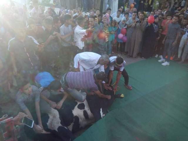 محافظ الوادى الجديد يشهد ذبح الاضحية عقب صلاة عيد الأضحى(صور)