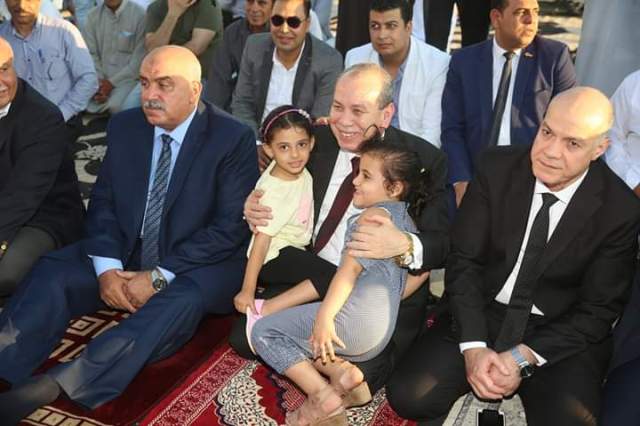 محافظ كفرالشيخ يمزح مع الأطفال ويلتقط معهم الصور التذكارية ويشاركهم فرحتهم بالعيد
