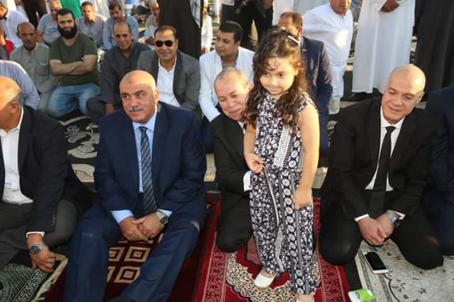 محافظ كفرالشيخ يمزح مع الأطفال ويلتقط معهم الصور التذكارية ويشاركهم فرحتهم بالعيد
