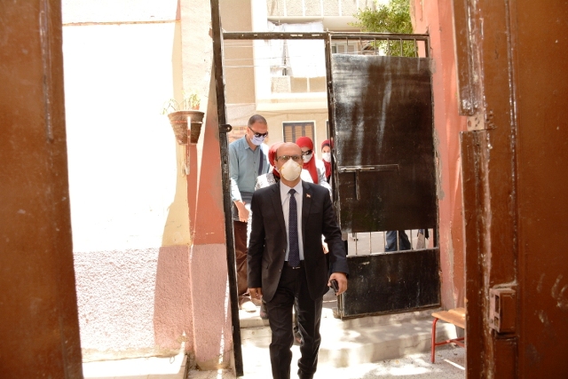 نائب رئيس جامعة أسيوط يدلى بصوته فى انتخابات مجلس الشيوخ 2020 .. بالصور