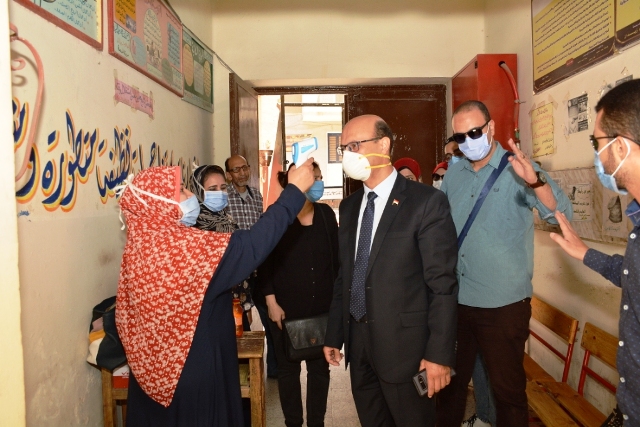 نائب رئيس جامعة أسيوط يدلى بصوته فى انتخابات مجلس الشيوخ 2020 .. بالصور