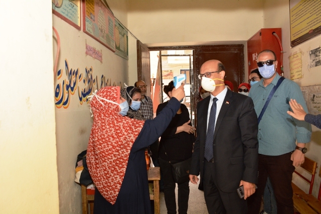 نائب رئيس جامعة أسيوط يدلى بصوته فى انتخابات مجلس الشيوخ 2020 .. بالصور