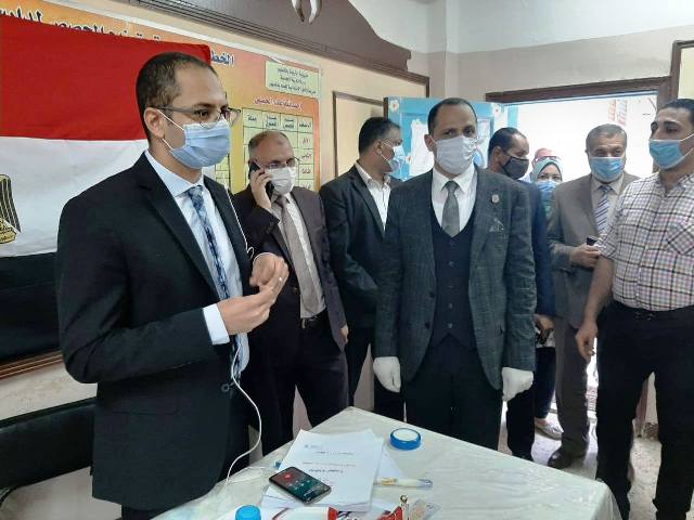 محافظ البحيرة ورئيس جامعة دمنهور يتفقدان اللجان الإنتخابية.. بالصور