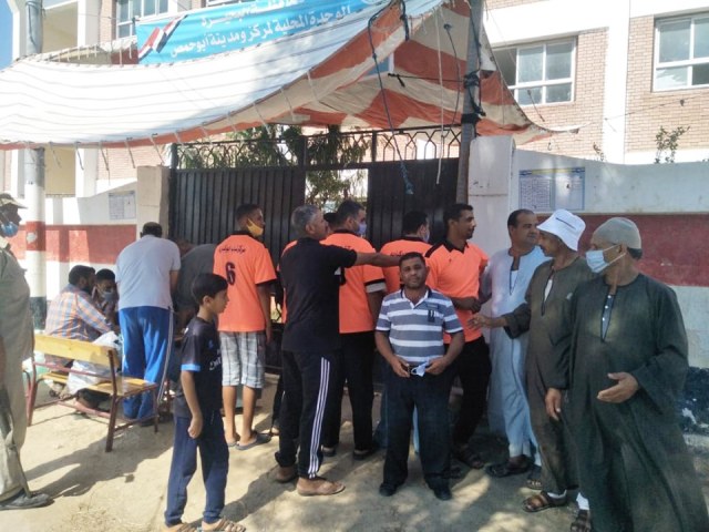 أعضاء مراكز الشباب بالبحيرة يستقبلون الناخبين  امام لجان الاقتراع.. بالصور