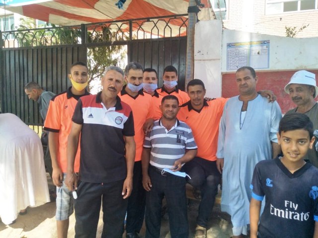 أعضاء مراكز الشباب بالبحيرة يستقبلون الناخبين  امام لجان الاقتراع.. بالصور