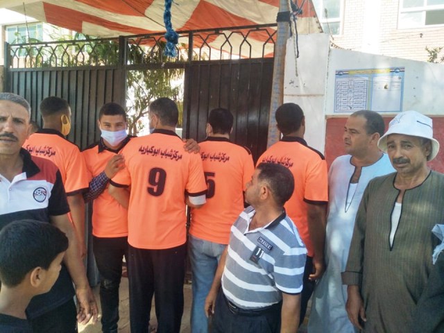 أعضاء مراكز الشباب بالبحيرة يستقبلون الناخبين  امام لجان الاقتراع.. بالصور