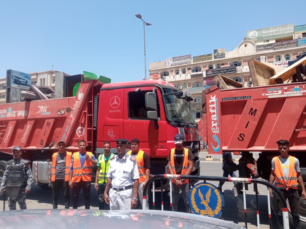 حملة مُكبرة لرفع الإشغالات والباعة الجائلين بمدينة  ١٥  مايو .. صور