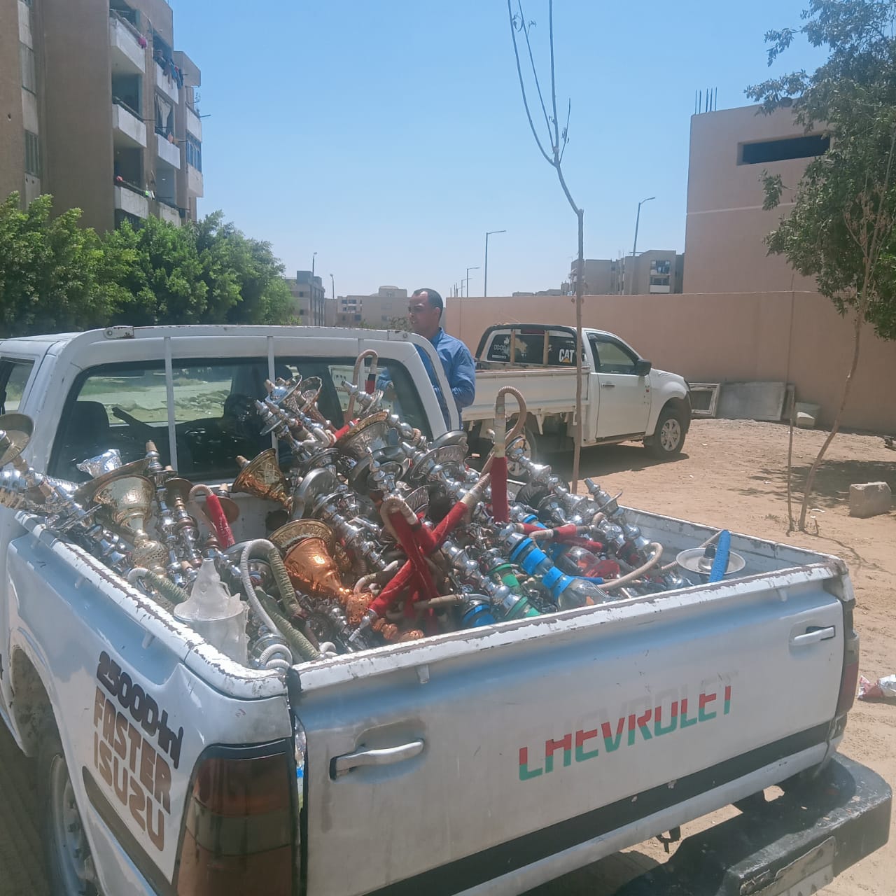 حملة مُكبرة لرفع الإشغالات والباعة الجائلين بمدينة  ١٥  مايو .. صور