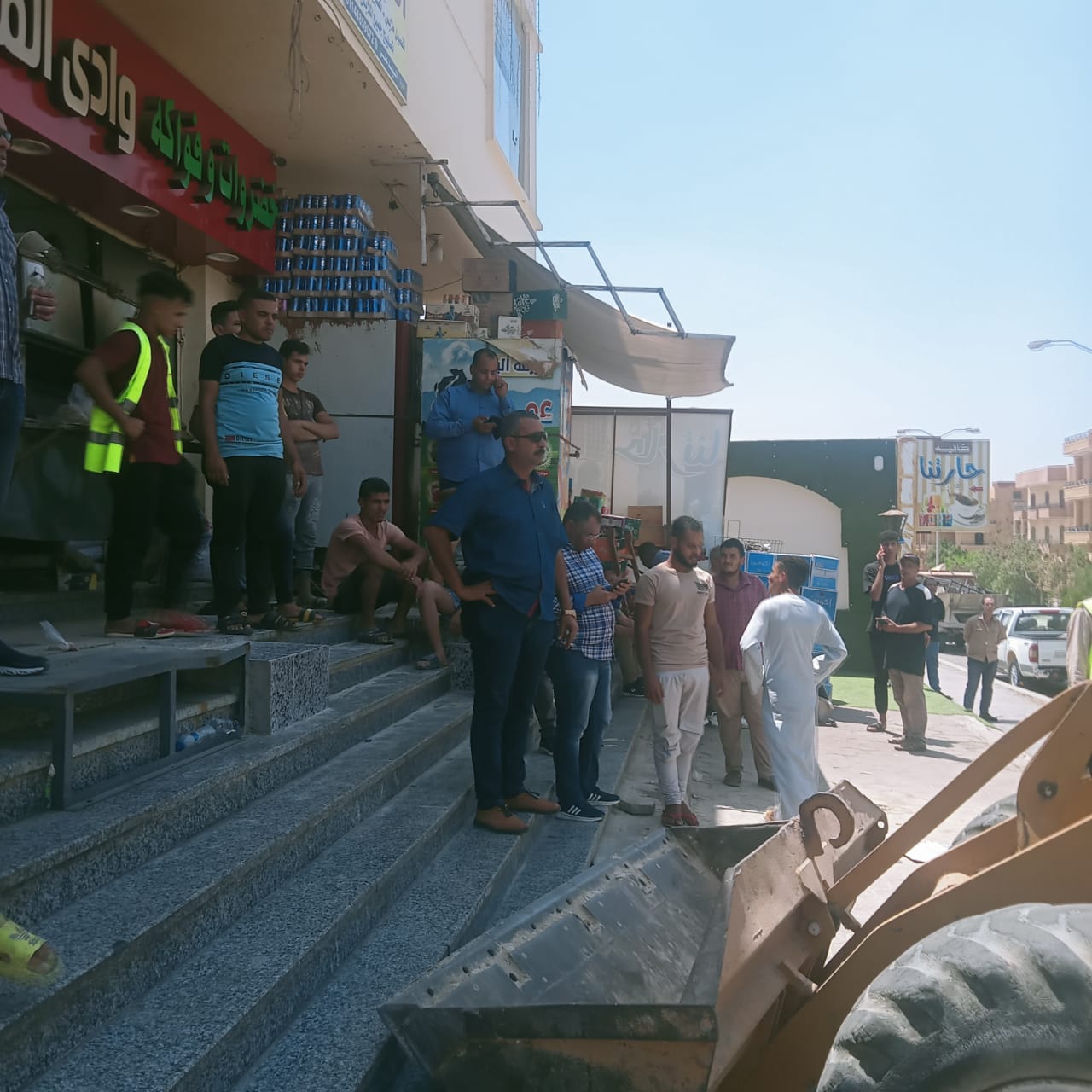 حملة مُكبرة لرفع الإشغالات والباعة الجائلين بمدينة  ١٥  مايو .. صور