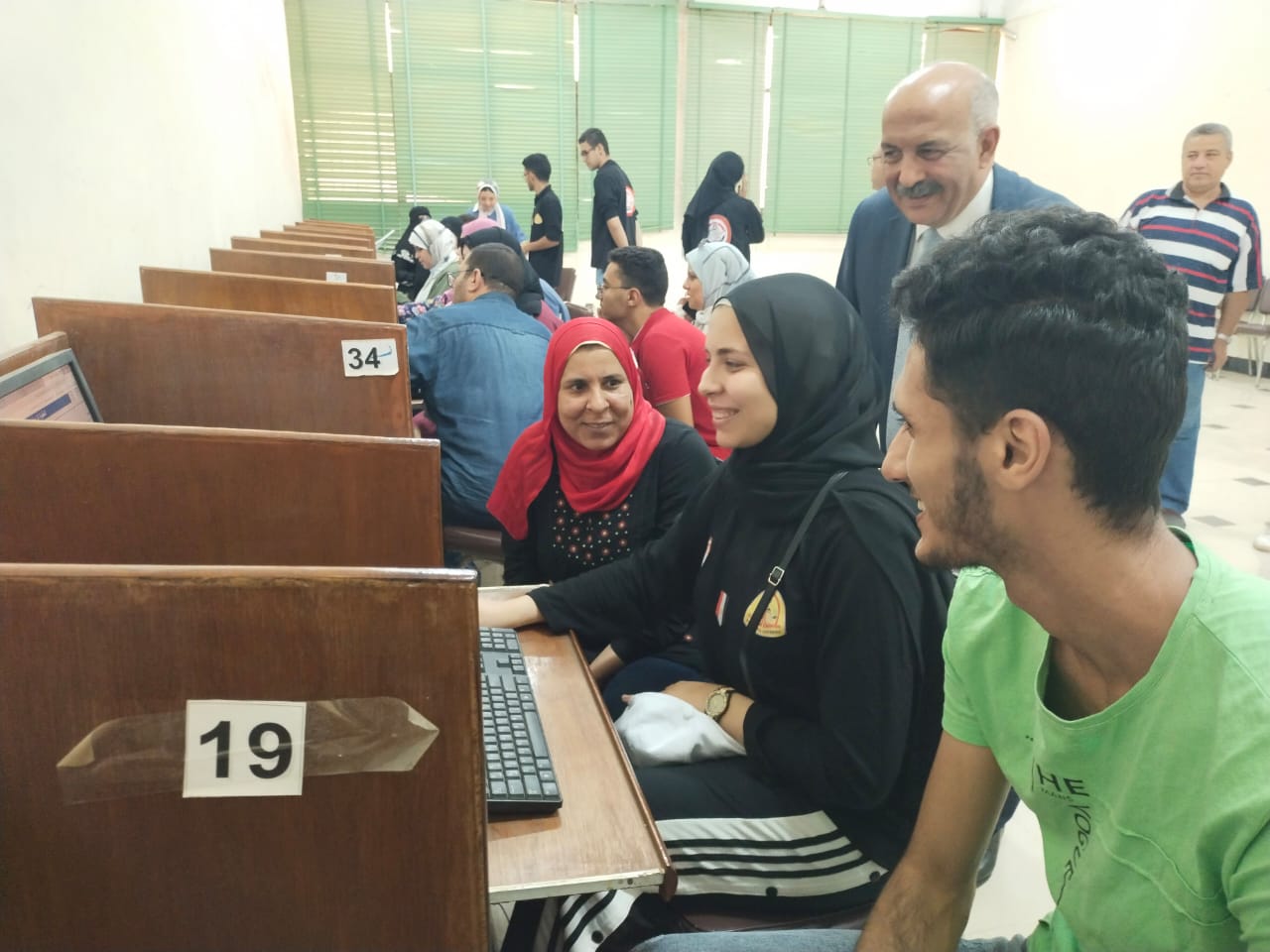نائب رئيس جامعة الزقازيق يتفقد مكتب التنسيق الإلكترونى بأول أيام تنسيق للثانوية