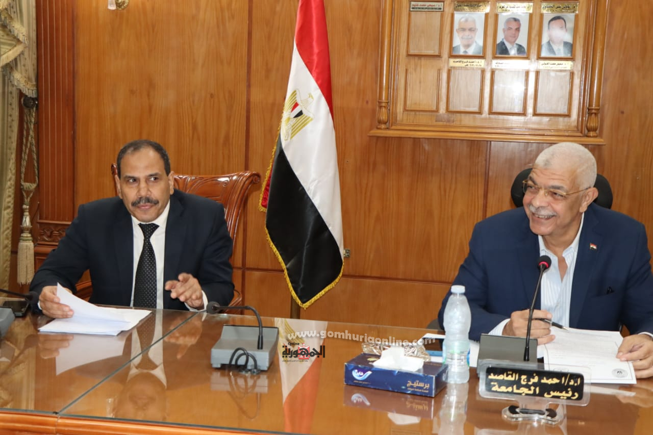 الدكتور أحمد القاصد رئيس جامعة المنوفية خلال رئاسته إجتماع مجلس إدارة مركز الخدمة العامة