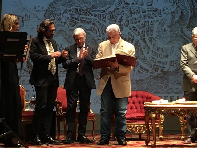 زاهي حواس يتسلم جائزة المدينة القديمة نوتو