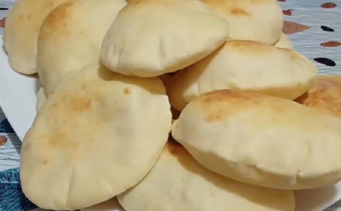 خبز المطاعم الشامى الصغير بطريقة ناجحة جدا بالفيديو 