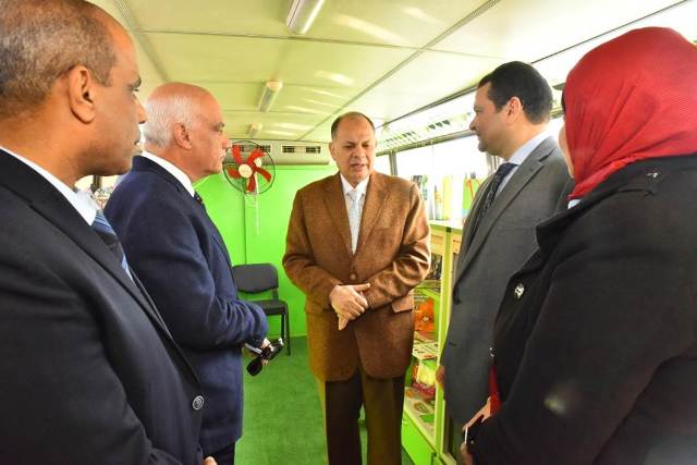 محافظ أسيوط ونائب وزير المالية يتفقدان مكتبة مصر العامة المتنقلة 