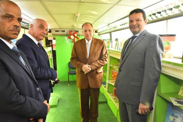 محافظ أسيوط ونائب وزير المالية يتفقدان مكتبة مصر العامة المتنقلة 