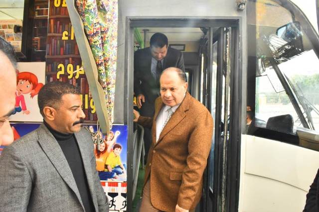 محافظ أسيوط ونائب وزير المالية يتفقدان مكتبة مصر العامة المتنقلة 