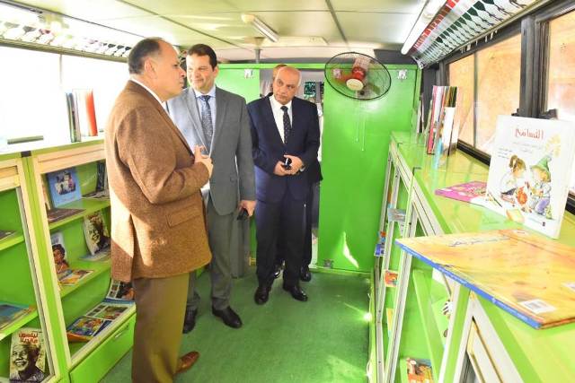 محافظ أسيوط ونائب وزير المالية يتفقدان مكتبة مصر العامة المتنقلة 