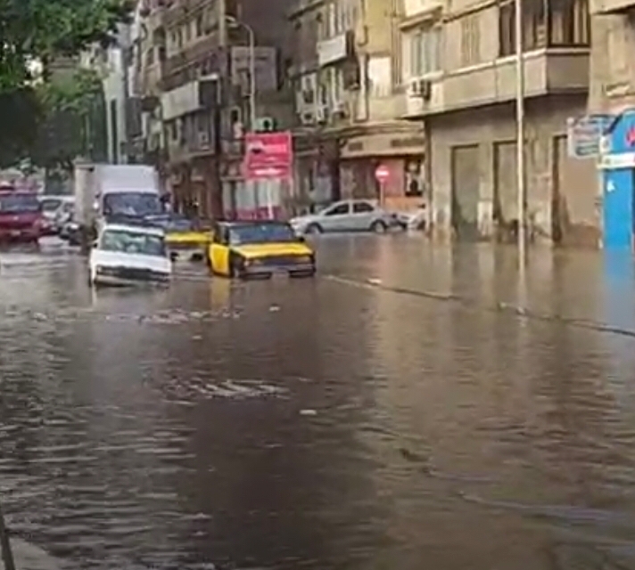 امطار رعدية تؤجل الامتحانات وتغرق الشوارع في الإسكندرية 