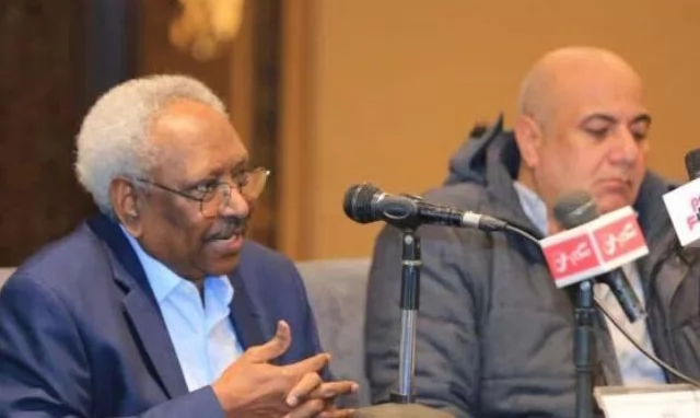 د. يوسف عايدابي ود. سمير الخطيب خلال الملتقى